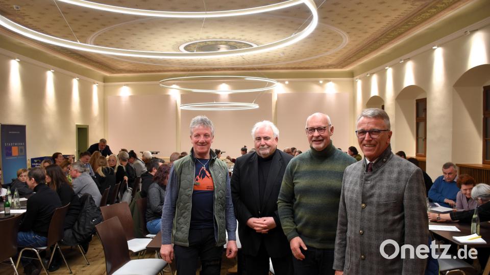 Vinzenz Rahn, Zweiter Bürgermeister Peter Gold, Regisseur Johannes Reitmeier und Bürgermeister Franz Stahl (von links) freuen sich über die große Resonanz auf die erste Infoveranstaltung zur Europassion. Bild: ubb