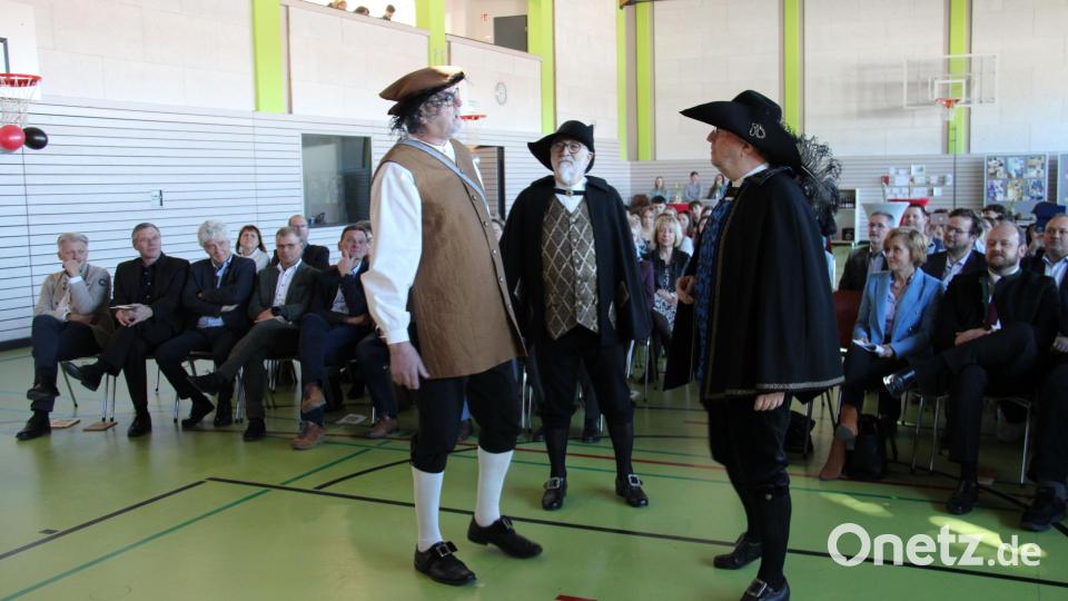 Eine Abordnung der Kulturfreunde Lobkowitz mit Bernhard Knauer, Reinhold Zapf und Max Peter (von rechts) überraschte in historischen Kostümen. Bild: prh