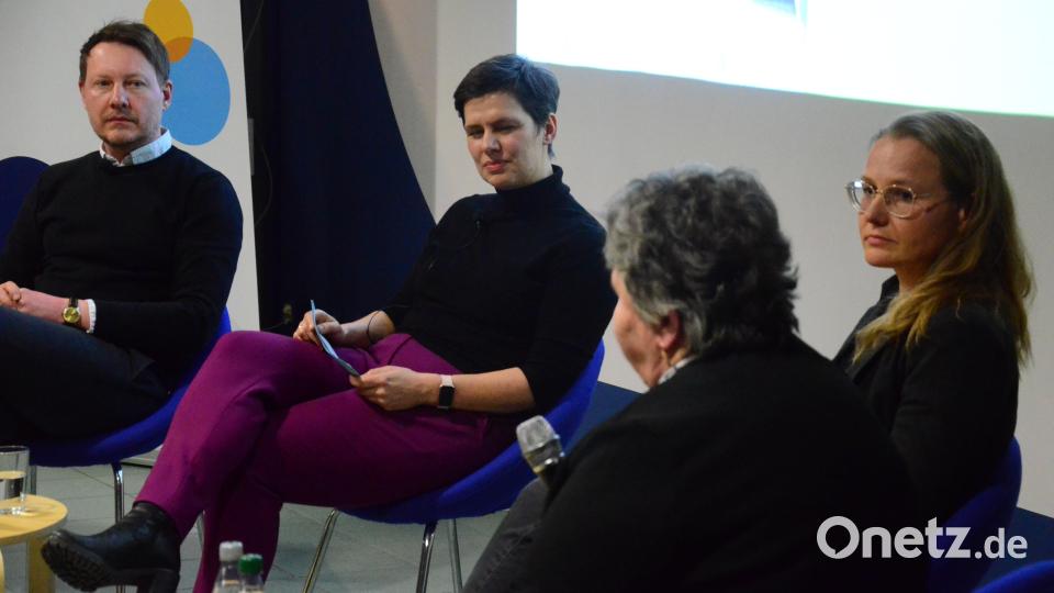 Edwin Warkentin vom Kulturreferat für Russlanddeutsche Kulturgeschichte in Detmold und Tanja Fichtner (v.l) diskutieren über das Zusammenleben mit Russlanddeutschen. Bild: Kunz