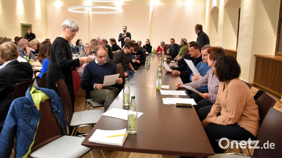 Gabi Saller und Mirko Streich verteilen unter den Anwesenden Meldebogen. Schon jetzt können sich alle eintragen für unterschiedliche Aufgaben. Bild: ubb
