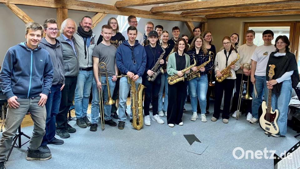 Die King Size Youngsters und Juniors erzielten hervorragende Ergebnisse beim Landeswettbewerb &quot;Jugend jazzt Bayern&quot; in Marktoberdorf. Nun lösten die Nachwuchsmusiker ihren Preis ein: ein Workshop mit Harald Rüschenbaum, dem langjährigen Leiter des Landesjazzorchesters Bayern. Bild: Peter König/exb