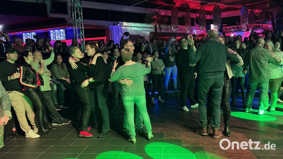 Es wird kräftig mitgetanzt, mitgesungen und in Erinnerungen an Peter-Maffay-Songs geschwelgt. Bild: mgo