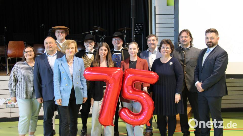 Mit dem Abschlussfoto einiger Ehrengäste und Mitwirkenden endete der Festakt. Bild: prh