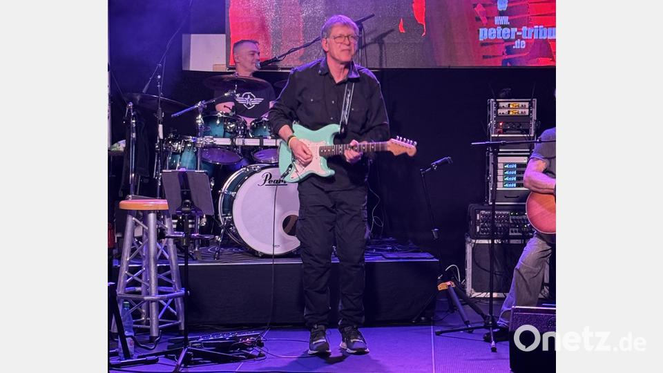 Klaus Götze zeigt sich als Herzblut-Gitarrist und Schlagzeuger Mike Weiß bringt mit seinen Drums rockigen Sound ins Salute. Bild: mgo