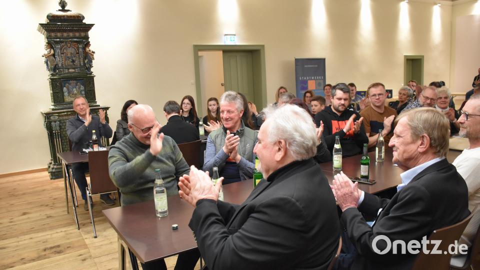 Mit Applaus wurde Regisseur Johannes Reitmeier (Mitte vorne) von den Anwesenden begrüßt. Bild: ubb