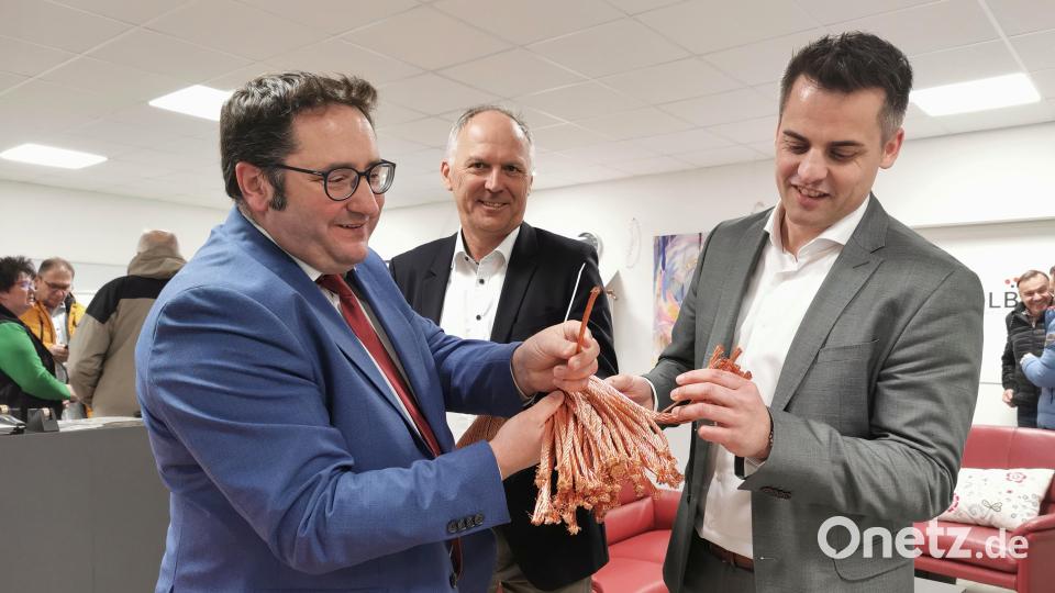 Kupfer zum Anfassen (von links): Staatssekretär Tobias Gotthardt, DLB-Geschäftsführer Albin Dickert und Bürgermeister Rudolf Teplitzky. Bild: Portner
