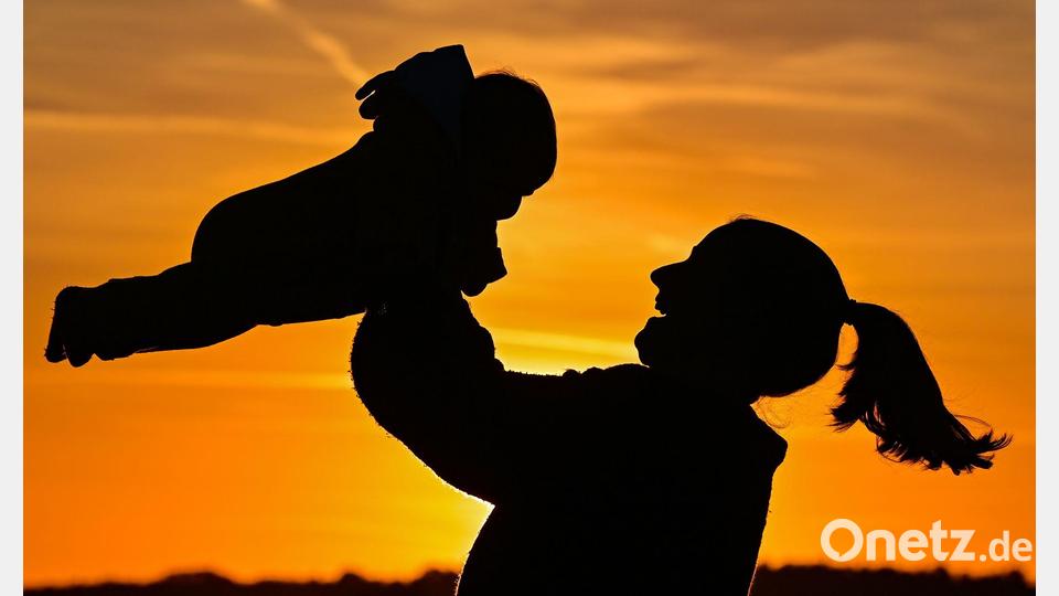 Fürsorge und Miteinander sorgen für mehr Zufriedenheit. (Symbolbild) Bild: Patrick Pleul/dpa