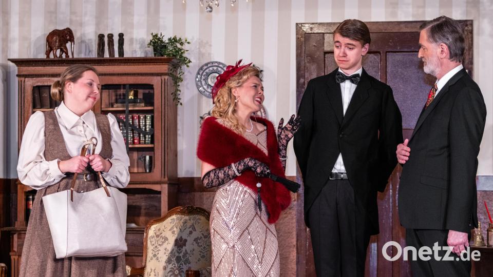 Butler Paul (Zweiter von rechts) muss sich an die flirtende, alte Operettensängerin Stroganoff (Zweite von links) erst gewöhnen. Gundula von Knorpsheim und Erblassverwalter Dr. Harry Ross können nur tatenlos zusehen. Bild: Christopher Heinrich/exb