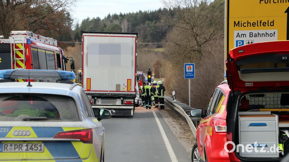 Der Sattelzug krachte in einen stehenden Transporter. Bild: jma