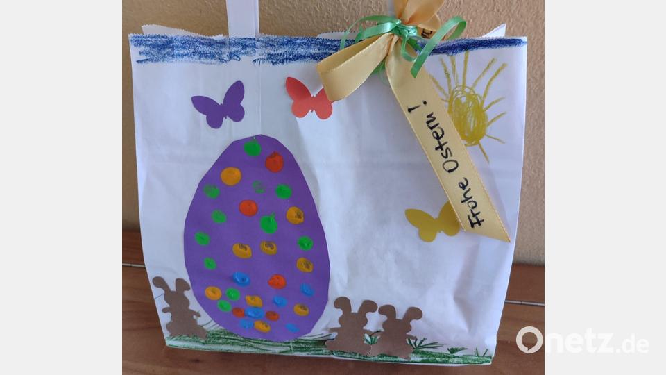 Kindergartenkinder bemalen auch heuer wieder die Papiertaschen für die Goldhasen. Archivbild: Regina Frauendorfer