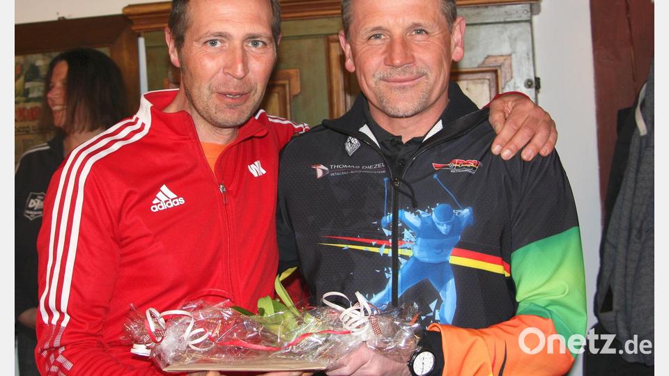 DKJ Vorsitzender Wolfgang Knoll, der mit einem Geschenk gratulierte, sprach von einem &quot;Markenzeichen&quot;, das man nicht alle Tage habe. Bild: wro