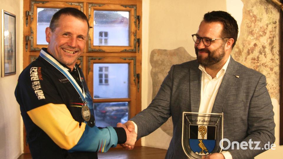 Beim Festakt im Rathaus bekam Gerhard Bauer von Bürgmeister Matthias Grundler (rechts) das Gemeindewappen in Form eines Hinter-Glas-Bildes geschenkt. Bild: wro