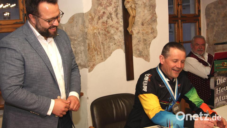 Höhepunkt des Festaktes beim Empfang im Falkenberger Rathaus war der Eintrag ins Goldene Buch der Marktgemeinde. Bild: wro
