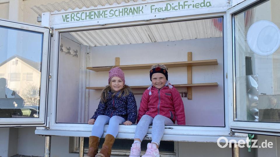 Frieda (5, rechts) freut sich über den Verschenkeschrank &quot;Freu Dich Frieda&quot; in Freudenberg. Zusammen mit ihrer Freundin Nele (auch 5 Jahre alt) hat sie den Kasten schon mal in Beschlag genommen. Bild: gri