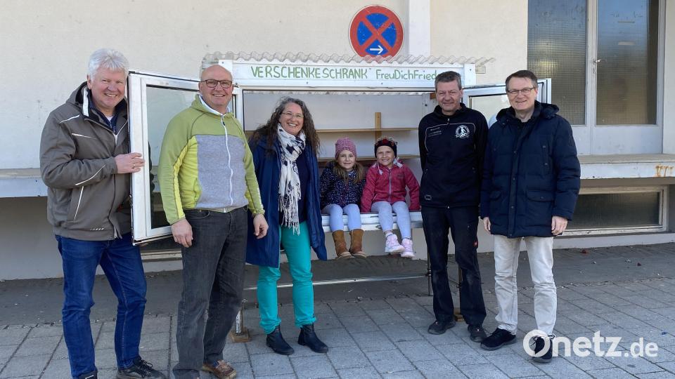 Das Team des HKV Freudenberg betreut den Verschenkeschrank. Erfunden hat ihn Margit Haberberger aus Ammersicht (Dritte von links). Bild: gri