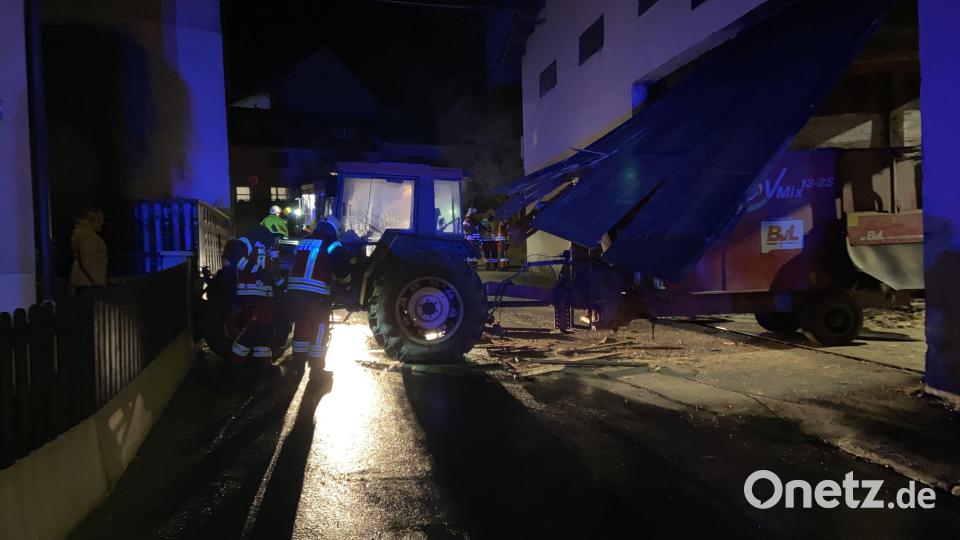 Der Traktor durchbrach im Landkreis Hof ein Stalltor und krachte gegen eine Mauer. Bild: Polizeiinspektion Hof