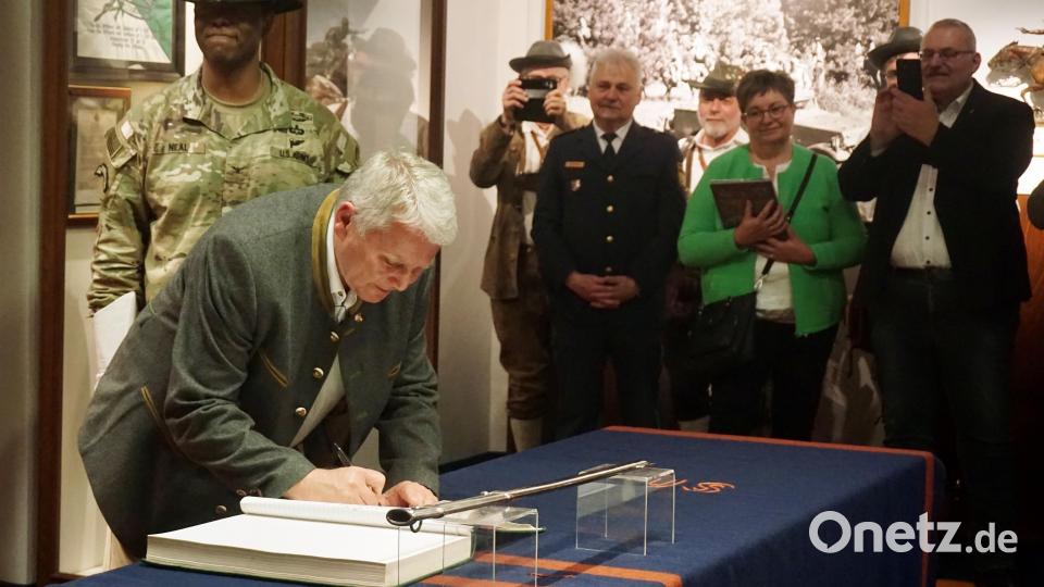 Große Ehre: Franz Zeilmann darf im Original-Buch des 2. US-Kavallerieregiments unterschreiben – obwohl das eigentlich nur Soldaten vorbehalten ist, die in der Einheit gedient haben. Für den Sorghofer wurde aber eine Ausnahme gemacht. Bild: jut