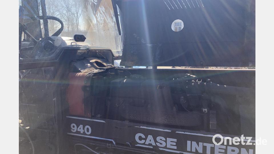Der Motor des Traktors fing aufgrund eines Kurzschlusses Feuer. Bild: Polizeiinspektion Hof