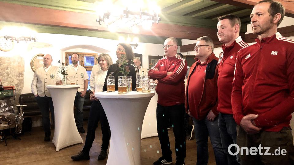 Zu den Gästen beim Festakt im Sitzungssaal des Rathauses in Falkenberg, gehörten auch Abordnungen der DJK und des Oberpfälzer Waldvereins (von rechts). Bild: wro