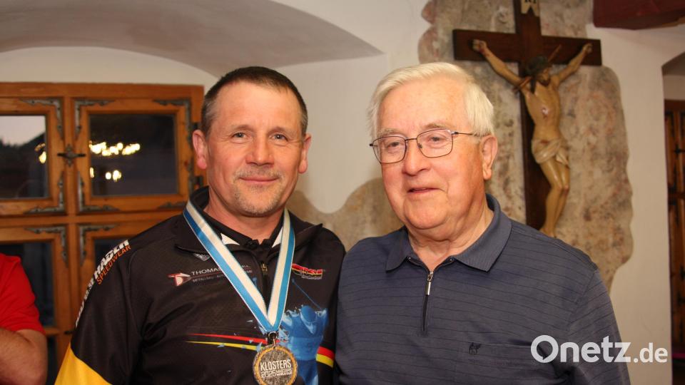 Die ersten Skier bekam Gerhard Bauer, als er Schüler war. Deren Vorbesitzer war sein Vater, Robert Bauer (rechts). Bild: wro