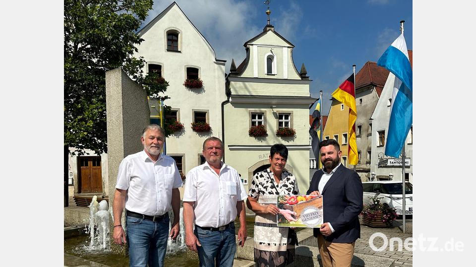 Kreisgeschäftsführer Ulrich Härtl, Kreisbäuerin Gabriele Birkner und Kreisobmann Josef
Fütterer vom Bauernverband planen mit Bürgermeister Sebastian Giering den Bauernmarkt in Neustadt/WN. Bild: Ramona Herrmann/exb