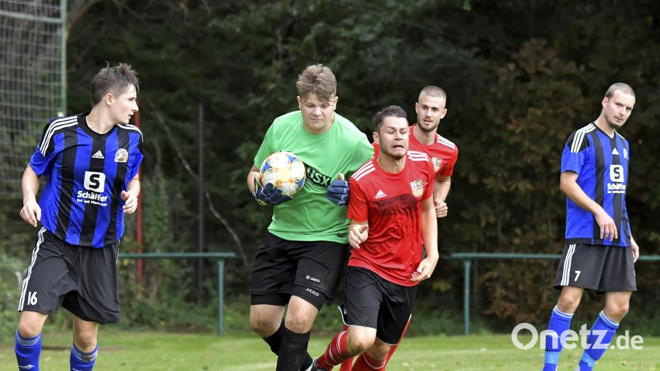 Torhüter Bastian Rubenbauer (Mitte) wechselt vom SV Raigering zum SV Inter Bergsteig Amberg. Archivbild: Hubert Ziegler