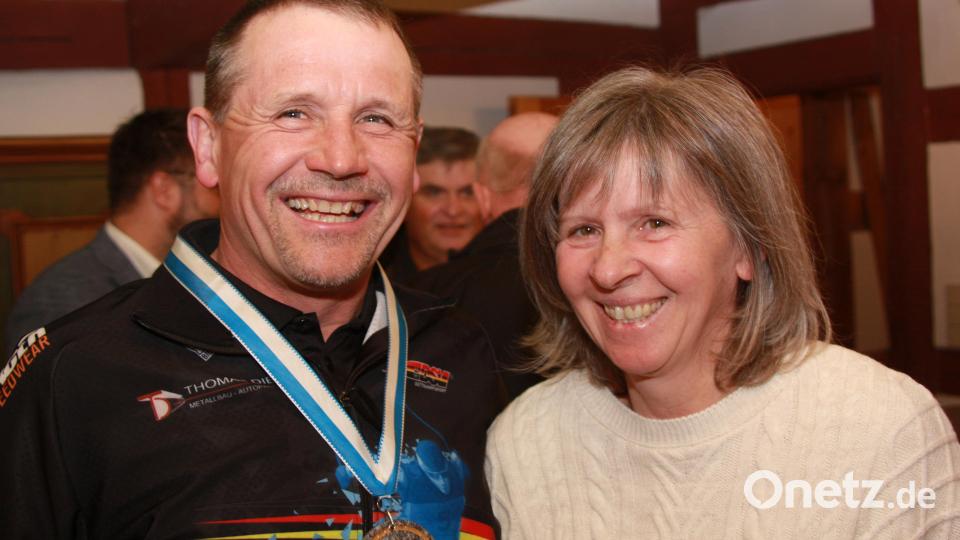 Bereits seit Sonntag freut sich Ehefrau Martina Bauer über den Erfolg ihres Mannes Gerhard. Bild: wro