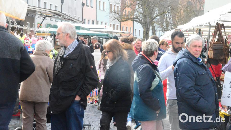 Die Besucher strömen am Sonntag zum Mittefastenmarkt in der Weidener Altstadt. Bild: Kunz