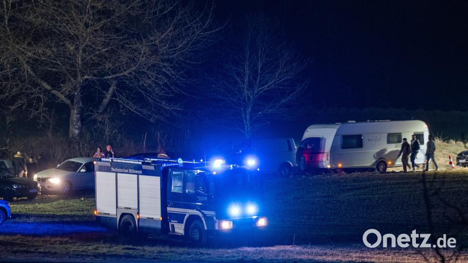 Polizei und Einsatzkräfte stehen nach einem Zwischenfall am Rand einer Feier. Bei einer großen Feier unter freiem Himmel in Parsberg ist ein Mann getötet worden. Bild: Armin Weigel/dpa