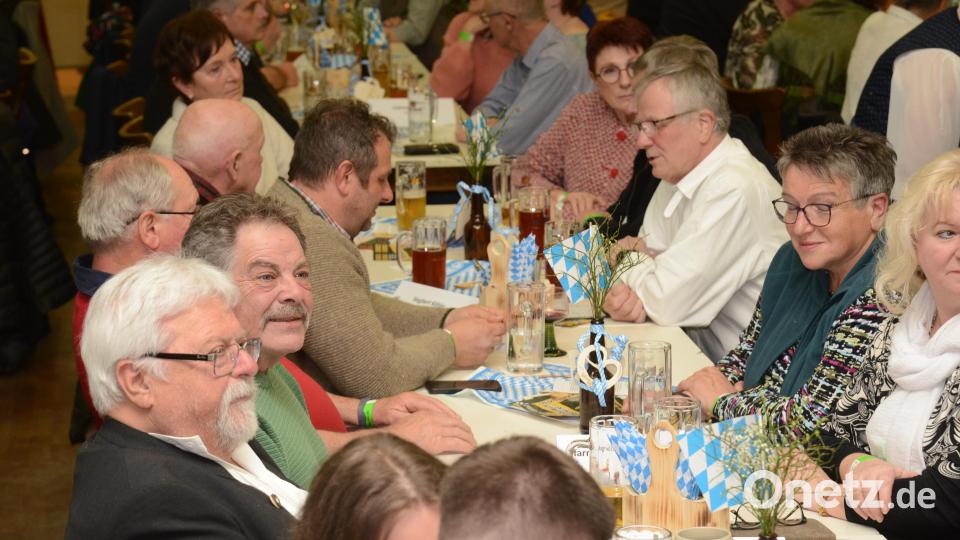 Auch Pfarrer Arnold Pirner (links) wollte sich das Starkbierfest der Blaskapelle Oberwildenau nicht entgehen lassen. Bild: bey