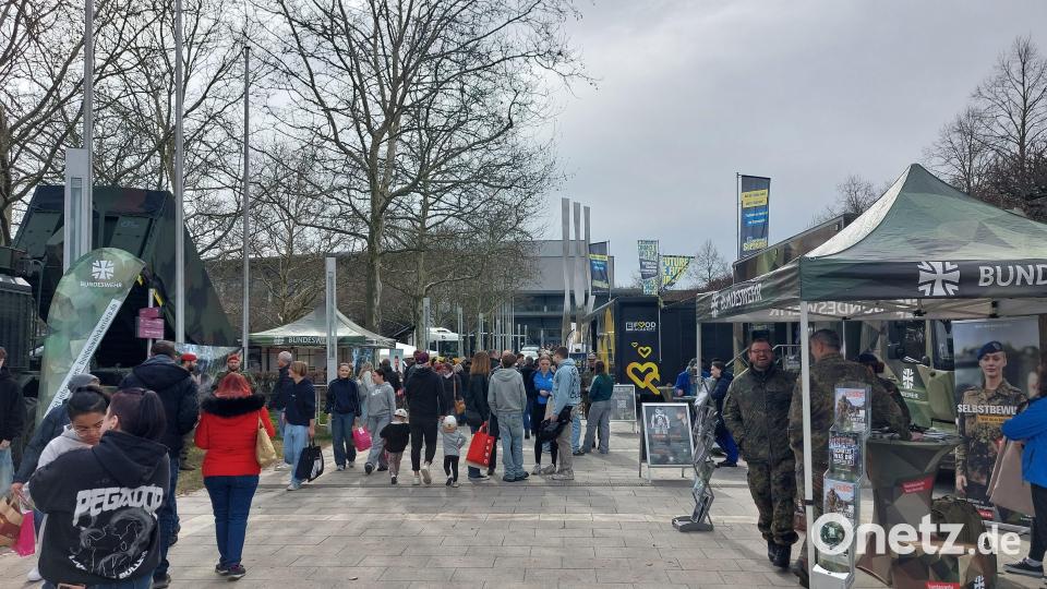 Großer Andrang bei der Ausbildungsmesse in Weiden - auch auf dem Außengelände. Bild: Kunz