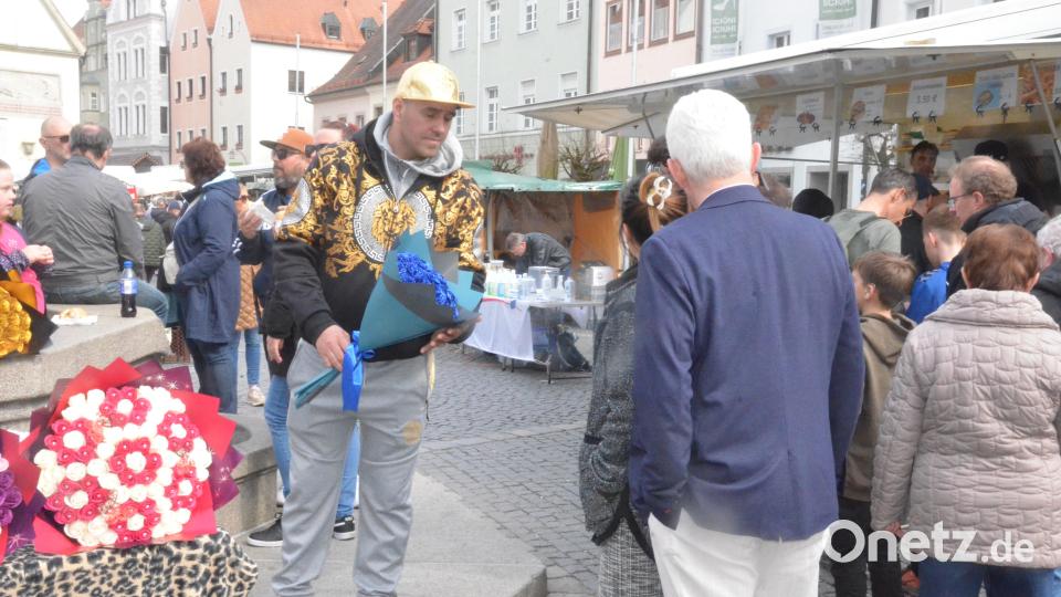 Die Besucher strömen am Sonntag zum Mittefastenmarkt in der Weidener Altstadt. Bild: Kunz
