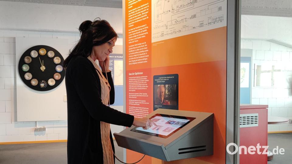 Neue Medienstationen gibt es im Museum in Mitterteich. Das Bild zeigt Museumsleiterin Marion Papsch vor einer der Stationen. Bild: Stefanie Schreiner/exb