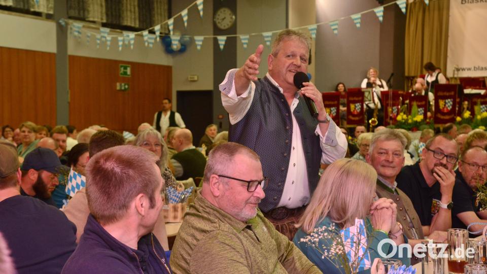 Wenn der &quot;bayerische Hias&quot;, Franz Huber, seine Gstanzln singt, kommt Begeisterung bei den Gästen auf. Mancher aus dem Saal &quot;
kriegt ebenso wie die hohe Politik sein Fett weg. Bild: bey