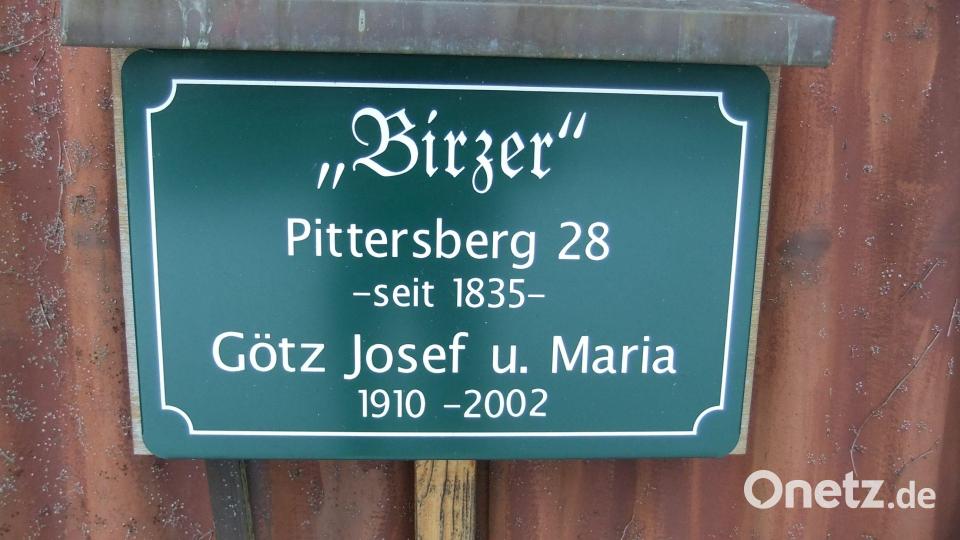 2005 stellte die Pittersberger Gemeinschaft für Schöpfung, Umwelt und Kultur zusammen mit der Familie Götz (Hofname &quot;Birzer&quot;) die erste Hoftafel auf. Bild: gm