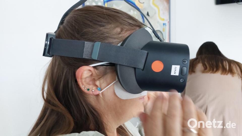 Mit der VR-Brille lässt sich locker ins Berufsleben eintauchen. Bild: Kunz