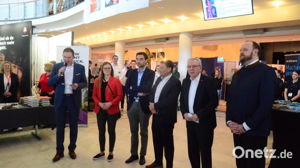 Die Eröffnung der Ausbildungsmesse mit viel Prominenz. Bild: Kunz