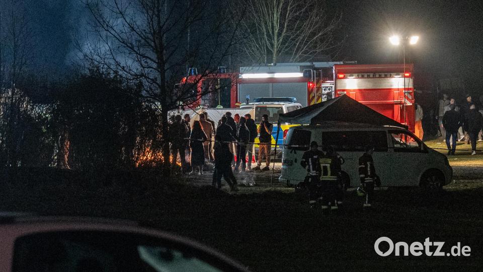 Polizei und Einsatzkräfte stehen nach einem Zwischenfall am Rand einer Feier. Bei einer großen Feier unter freiem Himmel in Parsberg ist ein Mann getötet worden. Bild: Armin Weigel/dpa
