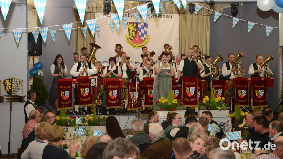 Wenn die Blaskapelle Oberwildenau ein Musikstück mit Gesangsbegleitung zum Besten gibt, schaut sich Dirigent Bernhard Meiler seine Kapelle &quot;von unten&quot; an (im Bild links). Bild: bey