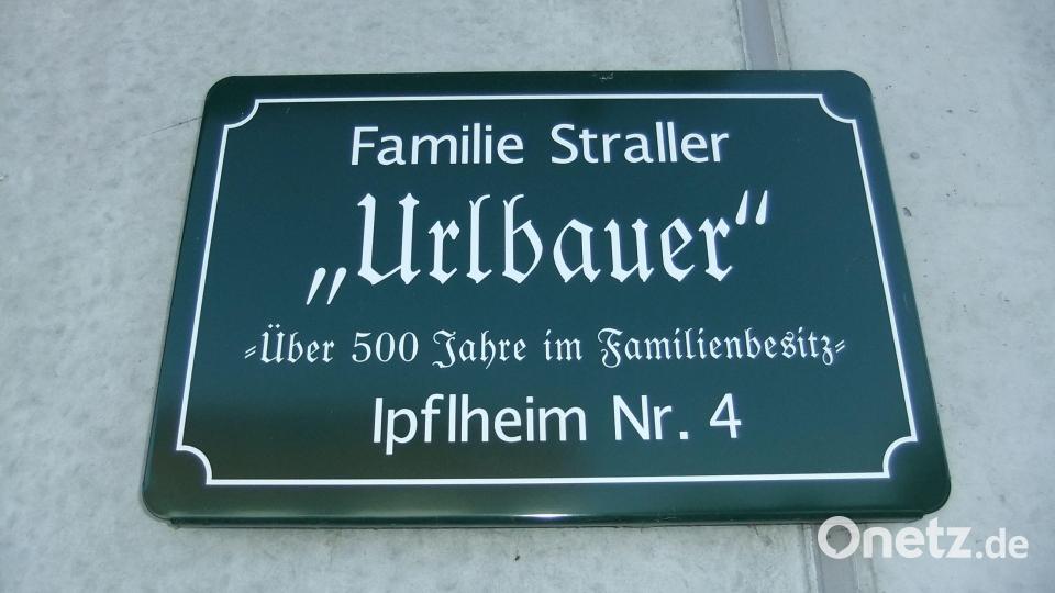 Der Stil der Hoftafel bleibt immer gleich. Auf seinen Hofnamen, oft im Dialekt, verweist jeder Landwirt immer wieder gerne. Bild: gm