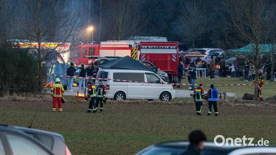 Parsberg: Polizei und Einsatzkräfte stehen nach einem Zwischenfall am Rand einer Feier. Bei einer großen Feier unter freiem Himmel in Parsberg ist ein Mann getötet worden. Das bestätigte am Sonntagabend ein Polizeisprecher vor Ort. Symbolbild: Armin Weigel/dpa