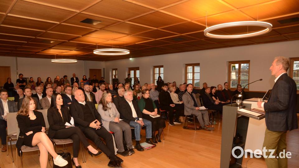 Der Leiter der KZ-Gedenkstatte, Professor Jörg Skriebeleit, macht in seiner Ansprache deutlich, dass die Traumatisierung von Menschen im KZ Flossenbürg bis heute noch in deren Familien wirkt. Bild: bey