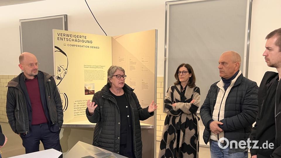 Die Verantwortlichen der Ausstellung erläutern den Besuchern die Unterlagen und das Bildmaterial über &quot;Die Verleugneten&quot;. Die Wanderausstellung und die dazugehörige Webseite wurden gemeinsam von der Stiftung Denkmal für die ermordeten Juden Europas und der KZ-Gedenkstätte Flossenbürg im Auftrag des Deutschen Bundestages erarbeitet. Bild: bey