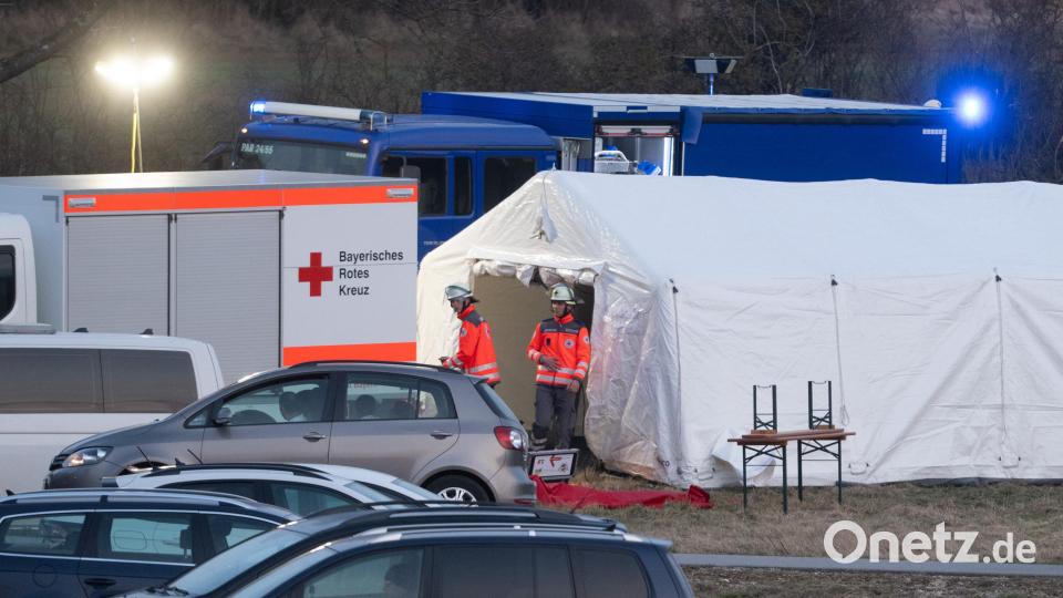 Einsatzkräfte stehen nach einem Zwischenfall am Rand einer Feier. Bei einer großen Feier unter freiem Himmel in Parsberg ist ein Mann getötet worden. Bild: Armin Weigel/dpa