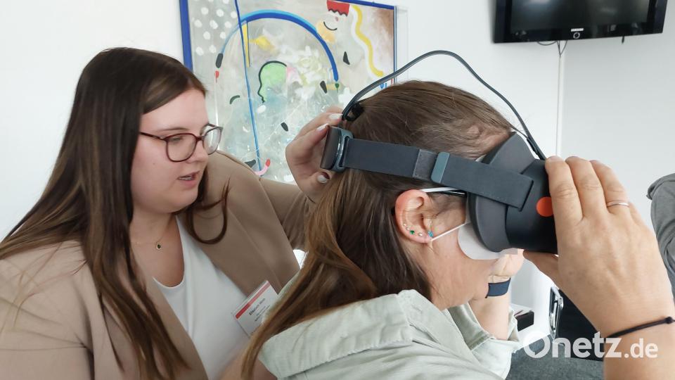 Mit der VR-Brille lässt sich locker ins Berufsleben eintauchen. Bild: Kunz