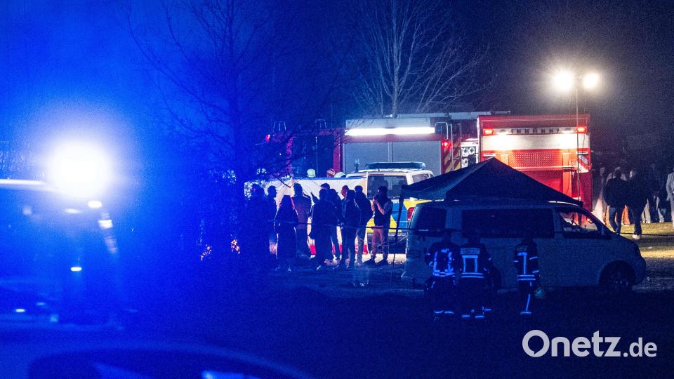 Polizei und Einsatzkräfte stehen nach einem Zwischenfall am Rand einer Feier. Bei einer großen Feier unter freiem Himmel in Parsberg ist ein Mann getötet worden. Bild: Armin Weigel/dpa