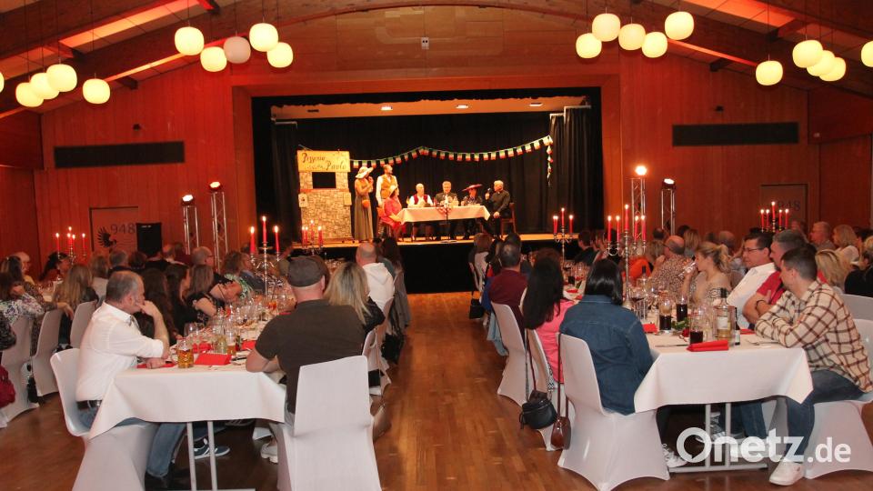 Die Kriminalkomödie &quot;Tagliatelle mortale&quot; des Ensembles &quot;Mord meets Gaudi&quot; kommt beim Publikum bestens an. Die Besucher genießen dazu ein köstliches Vier-Gänge-Menü. Bild: pi