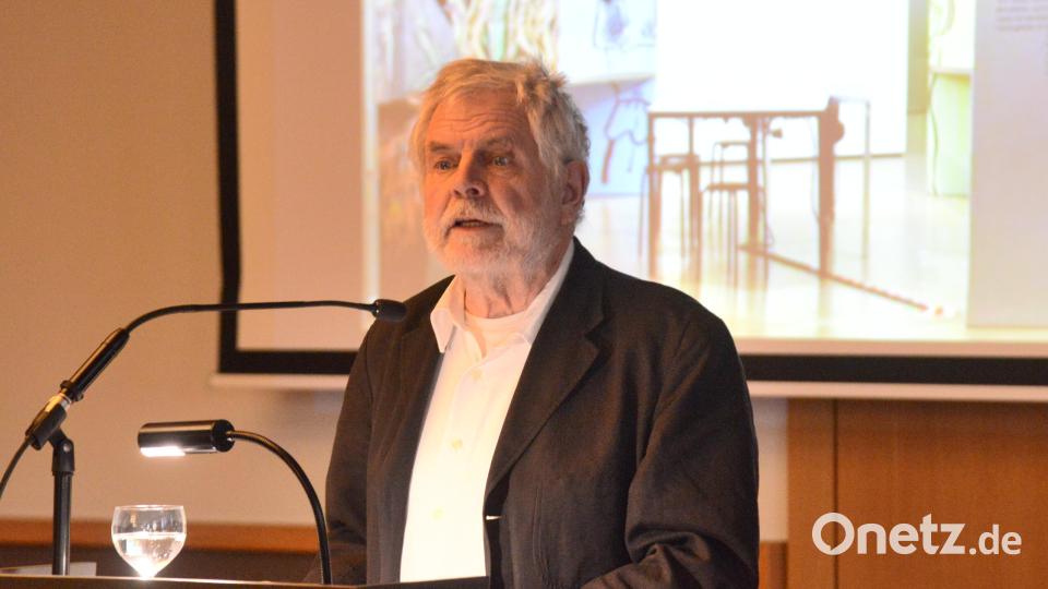 Dr. Frank Nonnenmacher erinnert an seinen Onkel Ernst, der ohne jegliches Urteil ins KZ Flossenbürg gebracht wurde und zum Kreis derer gehört, die in der Ausstellung als &quot;Die Verleugneten&quot; im Mittelpunkt stehen. Bild: bey
