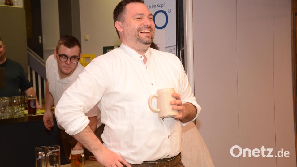 Wenn Bürgermeister Sebastian Hartl so herzhaft lacht, gibt&#039;s vom &quot;Bayerischen Hias&quot; sicher einen politischen Seitenhieb in eine andere Farbrichtung als der eigenen. Bild: bey
