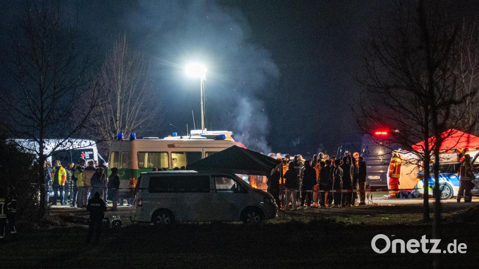 Polizei und Einsatzkräfte stehen nach einem Zwischenfall am Rand einer Feier. Bei einer großen Feier unter freiem Himmel in Parsberg ist ein Mann getötet worden. Bild: Armin Weigel/dpa